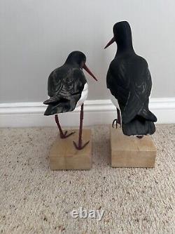 Artisan sculpteur sur bois, paire d'oiseaux Huîtriers pie sculptés et peints à la main sur socles