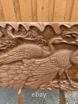 Belle plaque en bois sculptée à la main représentant une paire de paons amoureux.