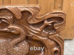 Belle plaque en bois sculptée à la main représentant une paire de paons amoureux.
