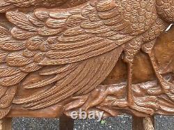 Belle plaque en bois sculptée à la main représentant une paire de paons amoureux