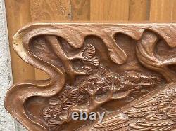 Belle plaque en bois sculptée à la main représentant une paire de paons amoureux