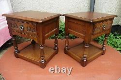 Bonne paire assortie d'anciens cabinets de chevet, coffres et tables en chêne sculpté de style classique