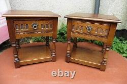 Bonne paire assortie d'anciens cabinets de chevet, coffres et tables en chêne sculpté de style classique