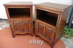 Bonne paire assortie de cabinets de chevet, coffres et tables en chêne sculpté de style ancien.