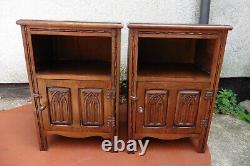 Bonne paire assortie de cabinets de chevet, coffres et tables en chêne sculpté de style ancien.