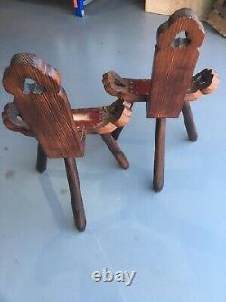 Chaise d'accouchement vintage à trois pieds en bois sculpté espagnol marron.