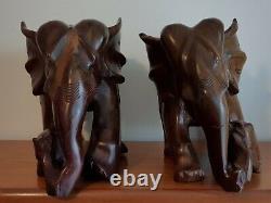 Délicieuse paire assortie d'éléphants en bois de noyer sculptés à la main avec leurs bébés