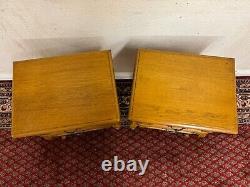 Élégante paire de tables de chevet/commodes en chêne sculpté français vers 1950