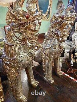 Énormes lions/fu dogs en bois sculptés à la main de style vintage pour le temple Feng Shui, paire d'animaux, H 5ft