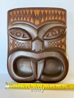 Exceptionnelle paire de sculptures murales en bois de tiki maori de Nouvelle-Zélande, sculptées à la main, du milieu du siècle.