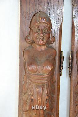 Figurines en bois sculpté PAIR provenant d'une armoire hollandaise du début des années 40.