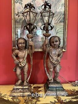 Grand paire de lampes de table en bois sculpté polychrome vénitien antique avec putti. Rénové.