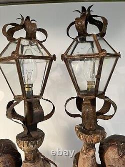 Grand paire de lampes de table en bois sculpté polychrome vénitien antique avec putti. Rénové.