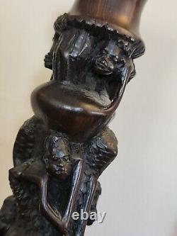 Grandes paires de bougeoirs en bois d'ébène sculpté de la tribu Makonde d'Afrique.