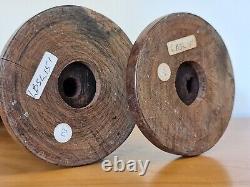 Grandes paires de bougeoirs en bois d'ébène sculpté de la tribu Makonde d'Afrique.