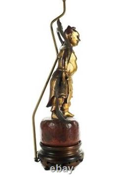 Lampes figuratives en bois doré sculpté chinois - Une paire
