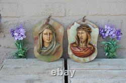 PAIRE de figurines vintage en bois sculpté représentant la Vierge Marie et Jésus en relief, avec plaque en onyx.