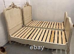 Paire assortie de lits simples français anciens sculptés et peints