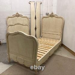 Paire assortie de lits simples français anciens sculptés et peints