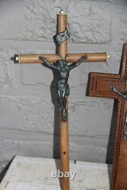 Paire d'anciens crucifix en bois sculpté religieux français