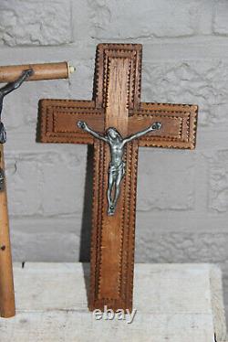 Paire d'anciens crucifix en bois sculpté religieux français