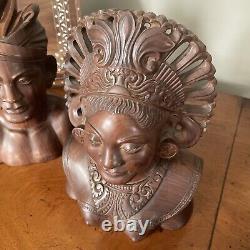 Paire d'antiques figures / bustes en bois dur sculpté indonésien, homme et femme