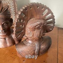 Paire d'antiques figures / bustes en bois dur sculpté indonésien, homme et femme