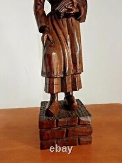 Paire d'antiques figurines en bois sculpté à la main, de style breton de Bretagne, homme et femme 2854.