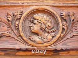 Paire d'antiques frontons sculptés à la main en bois, figurant des motifs architecturaux, mobilier de récupération.