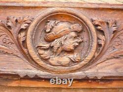 Paire d'antiques frontons sculptés à la main en bois, figurant des motifs architecturaux, mobilier de récupération.