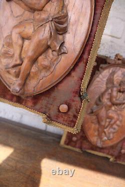 Paire d'antiques panneaux muraux en bois sculpté représentant des putti anges musiciens avec du velours