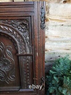 Paire d'antiques portes de placard en bois sculpté de 23,5 pouces