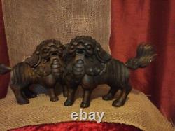 Paire d'antiques statues de lions Foo Dog en bois sculpté à la main, provenant d'un temple chinois.