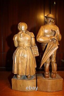 Paire d'antiques statues en bois sculpté à la main représentant un couple bavarois de la Forêt-Noire numéro 13