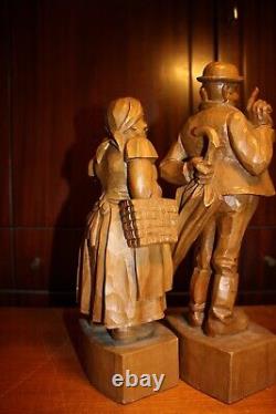 Paire d'antiques statues en bois sculpté à la main représentant un couple bavarois de la Forêt-Noire numéro 13
