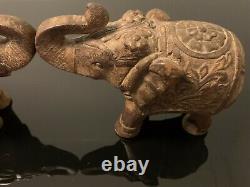Paire d'éléphants en bois antique sculptés à la main du Rajasthan, sculpture d'art de l'Inde