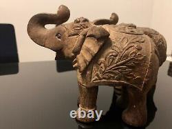 Paire d'éléphants en bois antique sculptés à la main du Rajasthan, sculpture d'art de l'Inde