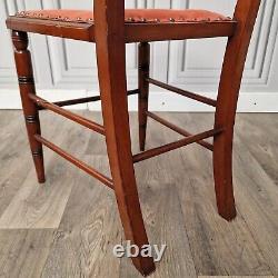 Paire de 2 chaises de style antique Edwardien en bois sculpté avec dossier en échelle pour salon ou chambre.