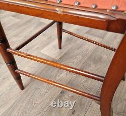 Paire de 2 chaises de style antique Edwardien en bois sculpté avec dossier en échelle pour salon ou chambre.
