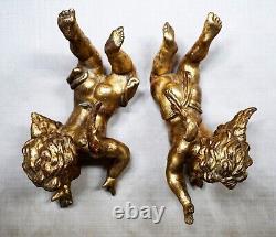 Paire de anges en bois sculpté à la feuille d'or d'époque 18ème siècle en excellent état