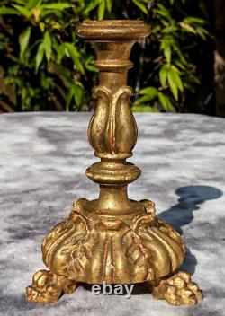 Paire de bougeoirs anciens en bois doré sculpté à la française du XIXe siècle avec pattes de lion