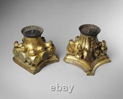 Paire de bougeoirs en bois doré sculpté de style corinthien du XIXe siècle