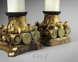 Paire de bougeoirs en bois doré sculpté de style corinthien du XIXe siècle