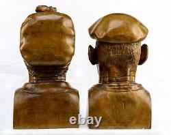 Paire de bustes de tête de couple de fermiers en bois sculpté expertement signés par l'artiste