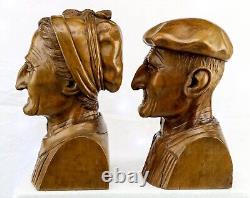 Paire de bustes de tête de couple de fermiers en bois sculpté expertement signés par l'artiste