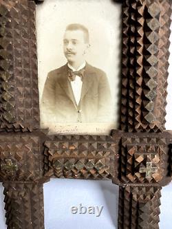 Paire de cadres muraux anciens en bois sculpté style Tramp Art du 19e siècle pour photo ou portrait de taille 10'