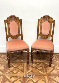 Paire de chaises d'entrée en chêne victorien sculpté de style Arts & Crafts avec revêtement rose pâle