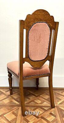 Paire de chaises d'entrée en chêne victorien sculpté de style Arts & Crafts avec revêtement rose pâle