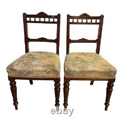 Paire de chaises de chambre / de couloir en acajou sculpté et tourné de style vintage.