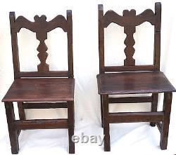 Paire de chaises en bois sculpté rustique espagnol antique avec balustres en forme de cœur du 17ème siècle